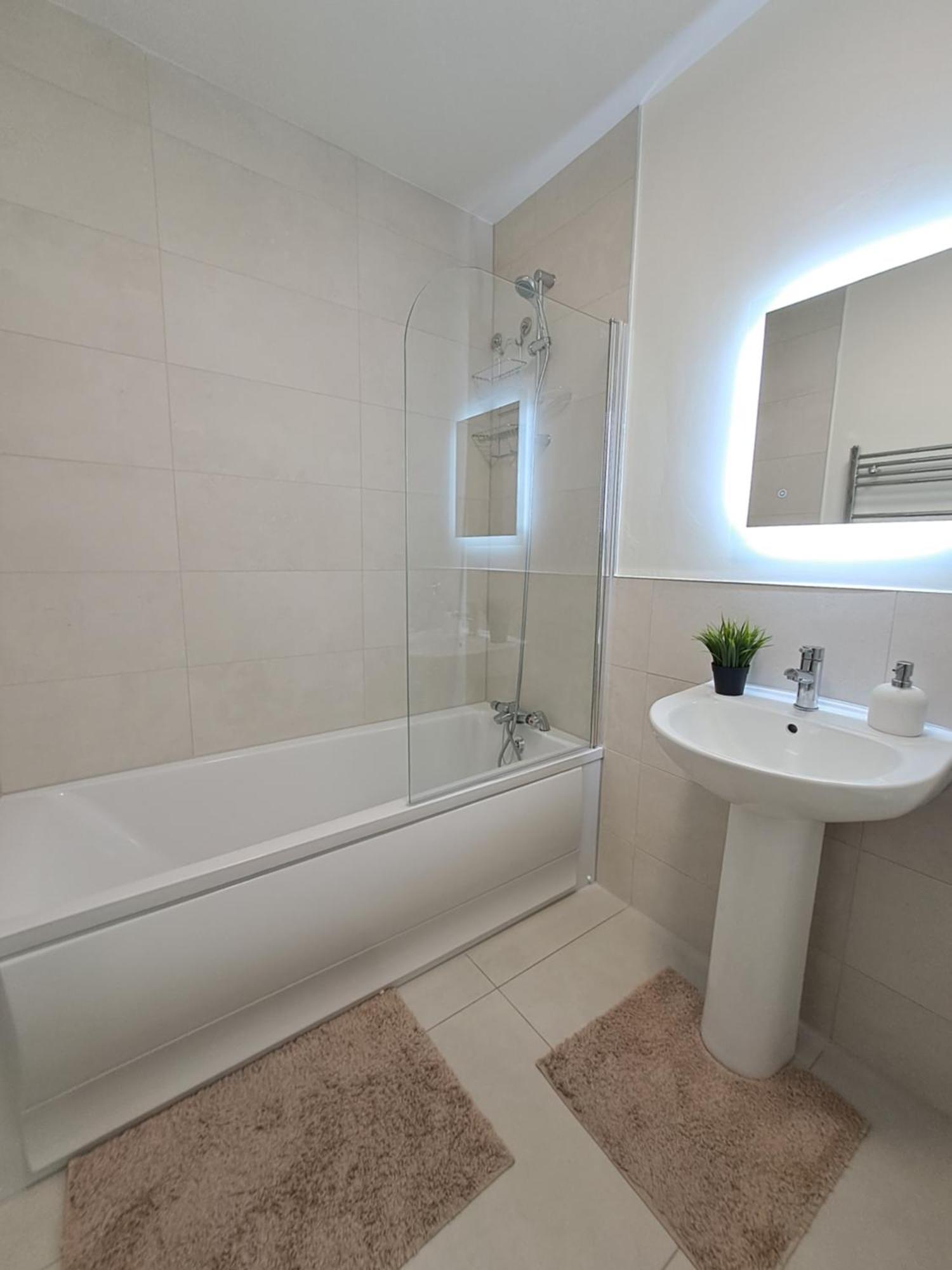 Cozy Bedroom In Lucan, Δουβλίνο Εξωτερικό φωτογραφία